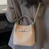 Moda Invernal 2023 Bolso Simple para Mujer Bolso Cruzado Versátil Casual Bolso Cubo de Hombro para Viajar Moderno