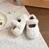 Sapatos fofos para meninas 2026, sapatos de algodão macio com bico fechado de pelúcia, slip-on quentes de inverno, sapatos de algodão macio com sola grossa e forro de fleece para crianças