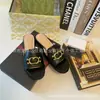 G Home 2025 Nuevo Verano Cabeza Redonda Elegantes de Moda de Una Correa con Hebilla de Caballo de Metal Chanclas Casuales Lujo Ligero para Mujer