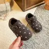 Sandálias Birkenstock de bolinhas para meninas, nova coleção outono/inverno 2026, sapatos infantis macios com sola flexível e forro de fleece, sapatos pequenos de couro retrô e versáteis para crianças mais velhas