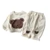 Conjunto de outono e primavera para meninos e meninas, roupas de bebê estilosas, moda infantil da moda, comércio exterior, moletom e calça listrados de urso de desenho animado estilo INS