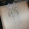 Brincos de Franja com Coração de Zircônia Cintilante e Flor Cravejada de Diamantes, Brincos da Moda com um Toque de Luxo Leve e Sofisticado para Mulheres