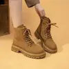 Novas botas plataforma estilo Martin retrô para outono e inverno de 2026, projetadas para mulheres baixinhas, com zíper lateral para calçar facilmente e um estilo de bota curta fashion.