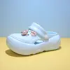 Sapatos com Furos de Cachorrinho Fofo de Solado Grosso Feminino Novo Estilo Verão Outdoor Antiderrapante à Prova de Odor Sapatos de Praia para Litoral Sandálias que Aumentam a Altura