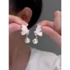 Pendientes de perlas de mariposa azul de alta calidad con diseño de nicho para mujer, nuevos y populares pendientes de moda de verano 2023.