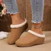 Pantuflas de felpa con cuña estilo europeo y americano para mujer, talla grande, nuevo modelo de otoño 2026, de suela gruesa, cálidas, peludas, de punta cerrada, de algodón, talla 43