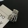 Halloween Estilo Punk Gótico Oscuro Metal Calavera Mano Pinza Pequeña Garra para Mujeres Exagerado Cola de Caballo Accesorio para el Cabello