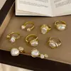 Anillo de Oro de Forma Especial con Perlas Barrocas de Lujo Ligero y Alta Gama para Mujer con Anillo de Moda Único y Exquisito