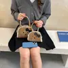 Linda bolsa de mano para mujer con temática de perro de dibujos animados, con delicado ribete de encaje, un lazo y un diseño de concha, perfecta para el trabajo o el uso diario.