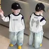 Camiseta de manga larga para niño, nuevo estilo primavera y otoño, casual y versátil, con cuello redondo estiloso, bloques de color, camiseta básica moderna para niños mayores