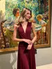 Vestido longo feminino slim-fit com design de gola V transpassada europeu e americano, saia longa plissada patchwork estilosa e elegante para mulheres