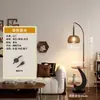 Luminária de piso estilo vintage, design retrô americano, adequada para colocação ao lado do sofá na sala de estar, com prateleiras integradas, também adequada como luminária de cabeceira no quarto.