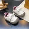 Otoño 2026 Nuevos Zapatos Deportivos Bebé Suela Suave Zapatos para Niños Pequeños Encaje de Dibujos Animados Adorno Moda Niñas Zapatos Argan Modernos