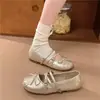Novedad Primavera/Verano 2026 Zapatos de Mujer Mary Janes Estilo Ballet Corte Bajo Lazo Plisado Hebilla Cruzada Pisos Ocultos que Aumentan la Altura Mujer