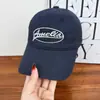 Gorra de Béisbol de Verano Nuevo Estilo Bordado Simple de Letras Parte Superior Suave para Hombres y Mujeres, Estilo Pareja, Moderno y Casual, Nuevo Visera Versátil para el Sol