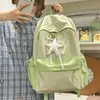 Mochila estudiantil a rayas verde claro de jazmín, estilo fresco y enérgico, ambiente de verano, mochila dulce para compras y sesión de fotos de chica