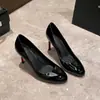 Nueva colección de otoño: tacones altos sexy de charol con punta fina en color nude, diseño de punta redonda estilo francés, versátiles y elegantes, con suela roja y tacones finos, zapatos de vestir para mujer