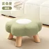 Bonito taburete con forma de flor, taburete de madera maciza, adecuado para usar como taburete para cambiarse los zapatos en la entrada, en la sala de estar, en el balcón, o como taburete de mesa de centro, también un asiento para niños o taburete bajo