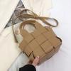 2025 Nova Moda de Verão Estilo Coreano Bolsa Feminina Tecida Personalizada Bolsa de Ombro Ins Estilo Retrô Bolsa Transversal de Mão