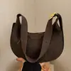 Design transfronteiriço, bolsa de mão nicho em forma de meia-lua, nova e moderna bolsa de bolinho trançada retrô, bolsa de ombro, bolsa crossbody