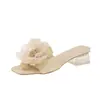 Chinelos femininos flores verão temperamento 2026 novo estilo para usar ao ar livre bico quadrado muito bonitos bico aberto sandálias chinelos da moda femininos