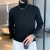 Suéter de tricô de gola alta para homens e mulheres, corte justo, design listrado de luxo leve, camada interna quente para outono e inverno, camisa base casual e versátil