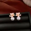 Pendientes de Flor de Zirconia y Perla con Aguja de Plata Electrochapada en Oro Real de 18K Pendientes Simples y de Moda Pendientes de Lujo Ligero de Gama Alta para Mujeres