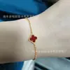 Pulseira Borboleta Pequena de Luxo Leve para Mulheres Ouro Rosa 18K Ano Zodiac Flor Vermelha Pequena Trevo Madrepérola Branca Pulseira de Alto Padrão
