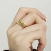 Anillo de nicho retro de industria pesada antiguo dorado con patrón de hierba Tang, anillo cruzado para mujer, de moda, ligero, de lujo, desgastado, combina con todo, anillo de dedo índice avanzado