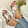 Novas sandálias florais 2025 para mulheres, com design casual, perfeitas para férias, praias e passeios à beira-mar. Estas sandálias confortáveis, de tamanho grande, estilo europeu e americano, são slip-on e possuem salto plataforma.