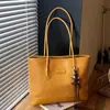 Coleção de outono 2026 transfronteiriça: bolsa tote de grande capacidade, moderna, para mulheres, adequada para o trajeto diário, bolsa de mão versátil e bolsa de ombro