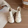 Botas de Couro para Meninas 2026 Outono/Inverno Novo Estilo Infantil Estilo Retrô Laço Estilo Coreano Botas Curtas Versátil Estilo Ballet Botas de Cano Baixo