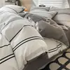 Conjunto de cama simples de algodão puro de quatro peças, lençol de algodão estilo fresco novo, capa de edredom, protetor de colchão, conjunto de três peças para dormitório