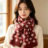 Cachecol Vermelho Transfronteiriço para Mulheres Outono e Inverno Protetor de Pescoço Cachecol de Xadrez Rombos Tendência Japonesa e Coreana Presente Anual de Festa de Natal Cachecol Atacado