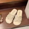 Pantuflas peludas de suela plana súper populares para mujer, nuevas pantuflas de algodón peludas de moda de una tira para otoño e invierno 2026