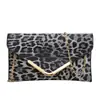 Bolsa de mano tipo sobre con estampado de leopardo de moda europea y americana al por mayor, bolso de mano para la cena, estilo occidental de moda, bandolera con cadena de personalidad, bolso para mujer