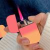 Encendedor directo de plástico desechable para publicidad, logotipo personalizado al por mayor, paquete de encendedor metálico a prueba de viento de cinco colores