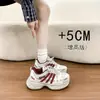 Tênis Retro Pai para Mulheres 2026 Primavera Novo Estilo Sola Grossa Versátil Faz os Pés Parecerem Menores Leve Casual Tênis Esportivos