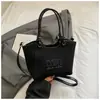 Bolso tipo cubo de moda versátil y moderno 2025 con un toque de alta gama, diseño de letras, gran capacidad, para llevar al hombro y cruzado