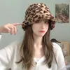 Sombrero de cubo de felpa con estampado de leopardo, superventas transfronterizo para invierno, favorecedor para el rostro, a prueba de viento, elegante y moderno, adecuado para deportes al aire libre, sombrero de pescador cálido