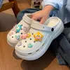 Nuevas Sandalias de Verano EVA Suela Gruesa Agujeros para Flor de Zapato DIY Zapatos Antideslizantes Aumentan Altura Mujeres Duraderas Hogar Punta Cerrada Versátiles