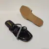 Exportación de Verano Chaozhou Artesanía de Moda Fábrica Directa de Pantuflas para Mujer Zapatos Planos para Mujer Nuevas Pantuflas para Mujer al por Mayor