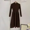 Falda de Punto Ajustada Estilo Hepburn Otoño e Invierno Costuras que Marcan la Cintura Vestido para Mujer Cuello de Media Tortuga Moderno 2024