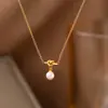 Accesorio de Collar Fragmentado de Perla y Acero de Titanio Estilo Chanel, Joyería de Lujo Ligero de Dongguan para Mujer, Cadena para Clavícula con Diseño de Nicho de Alta Gama