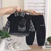 Lindo conjunto de tres piezas a cuadros con bolsillo de gato para niños, nuevo conjunto elegante estilo coreano para primavera y otoño 2026, chaleco para bebé