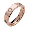 Anel de Aço Titânio Trevo de Quatro Folhas Venda Quente Transfronteiriça para Mulheres, Banhado a Ouro 18K Design de Nicho Luxo Acessível Anel de Casal Joia para Mão Lote