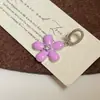 O pingente de flor esmaltada em prata S925 é simples, estiloso, adequado para o dia a dia, compacto, versátil e exala um charme de luxo leve e moderno.
