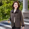 Nova coleção outono e inverno: elegante casaco de lã dupla face para mulheres de meia-idade e idosas, apresentando um design estiloso, quente e em color block com gola contrastante