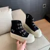 Tênis casuais chiques estilo coreano de cano alto em lona para mulheres baixinhas, versáteis para primavera e outono, respiráveis, com solas grossas e design que aumenta a altura