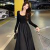 Vestido Preto Estilo Hepburn Nova Coleção Primavera 2025 Manga Longa Cintura Marcada Saia Evasê Vestido Preto Pequeno Fashion e Versátil para Mulheres